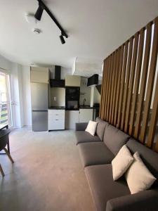 Residencial Smart HOmes في فيلانويفا دي لا كانادا: غرفة معيشة مع أريكة ومطبخ