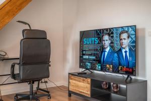 TV a/nebo společenská místnost v ubytování M&F Sweet In Black