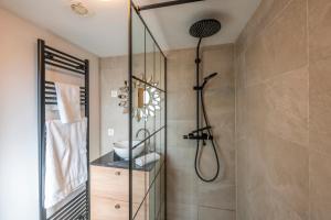 a bathroom with a shower and a sink at M&F Sweet In Black in Vilvoorde
