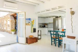 eine Küche und ein Esszimmer mit einem Tisch und Stühlen in der Unterkunft Salty Blè in Agios Ioannis Mykonos