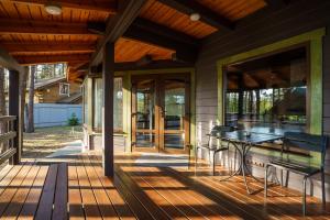 Patio alebo iná vonkajšia časť ubytovania Dacha 9
