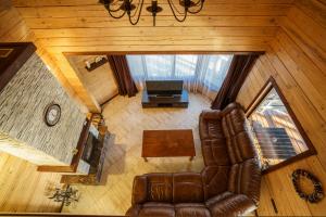 an overhead view of a living room with a leather couch at Dacha 9 in Voropayev