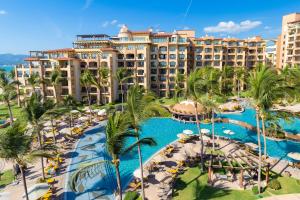 ヌエボ・バジャルタにあるVilla La Estancia Beach Resort & Spa Riviera Nayaritのプール付きのリゾートの空中ビュー