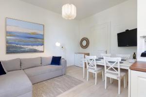 salon z kanapą i stołem w obiekcie Apartment with patio 50m from the beach and Lungomare w mieście Opatija