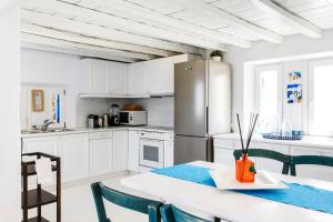 A kitchen or kitchenette at Salty Blè