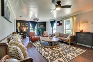 - un salon avec un canapé et une table dans l'établissement Starlite Ranch 2 Acres with Scenic Views, Near Waco, à Lorena