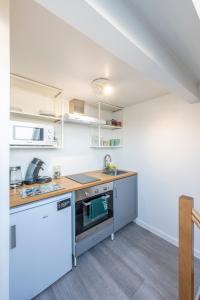 eine Küche mit einer Spüle und einer Arbeitsplatte in der Unterkunft M&F Sweet In Grey in Vilvoorde