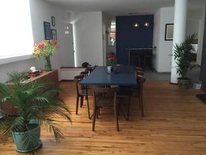 una sala da pranzo con tavolo e sedie blu di IBSEN By MrW a Città del Messico