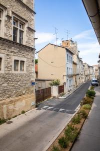 una calle vacía en un viejo pueblo en Avignon centre, Maison avec Piscine, en Aviñón