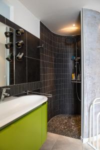 y baño con bañera verde y ducha. en Avignon centre, Maison avec Piscine, en Aviñón