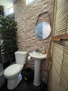Mancora Sunset House في مانكورا: حمام به مرحاض أبيض ومغسلة