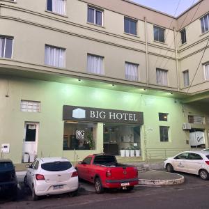 un grande albergo con le auto parcheggiate davanti di BIG HOTEL a Osório