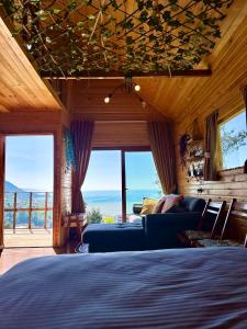a bedroom with a bed and a view of the ocean at Manzara dağevi in Rize