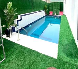 Morak homes - Smart luxury 4-bed with private swimming pool, PS5, snooker, mini gym in reserved secured estate 내부 또는 인근 수영장