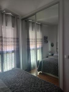 um espelho num quarto com 2 camas em Apartamento La Urba em Roquetas de Mar