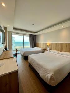um quarto de hotel com duas camas e vista para o oceano em Wyndham Garden Cartagena em Cartagena de Indias