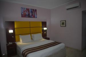 Katil atau katil-katil dalam bilik di De Santos Hotel