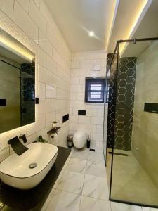 Morak homes - Smart luxury 4-bed with private swimming pool, PS5, snooker, mini gym in reserved secured estate 욕실