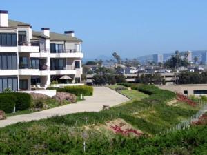 uma passagem em frente a um edifício de apartamentos em Ocean View Newport Beach GEM! Ideal Longer Stays em Newport Beach