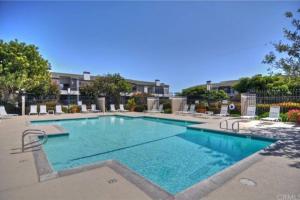 uma grande piscina com água azul em Ocean View Newport Beach GEM! Ideal Longer Stays em Newport Beach