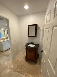 uma casa de banho com um lavatório e um espelho em Ocean View Newport Beach GEM! Ideal Longer Stays em Newport Beach