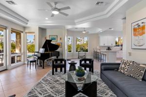een woonkamer met een bank en een piano bij Mon Cheri Estate in Palm Springs