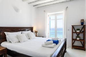 A bed or beds in a room at Salty Blè