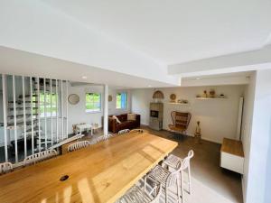 a living room with a wooden table and chairs at Les volets bleus in Saint-Venant