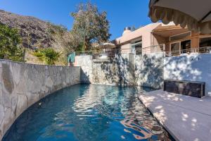 uma piscina no quintal de uma casa em Camino Mountain Villa em Palm Springs