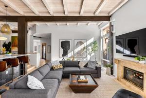 uma sala de estar com um sofá e uma lareira em Camino Mountain Villa em Palm Springs