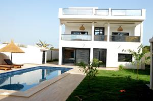 恩加帕鲁Keur Méry的带游泳池和房子的别墅