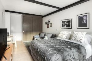 um quarto com uma cama grande e um sofá em Uppermost 3BR, Gym, Roofgarden. Socrates em Cidade do México