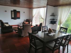 sala de estar con mesa y sillas en Chalet_Laguna_Azul, en Aquitania