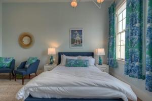 - une chambre avec un grand lit et des rideaux bleus dans l'établissement Sugars INN Room #4, à Galveston