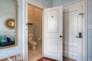 La salle de bains est pourvue de toilettes et d'un miroir. dans l'établissement Sugars INN Room #4, à Galveston