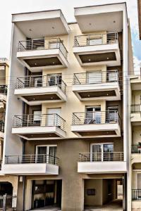 um edifício de apartamentos com varandas ao lado em 8 Blocks Apartments 4A em Alexandroúpolis