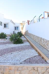 eine steinerne Wand und eine Treppe in einem Hof in der Unterkunft Luxury Villa with ocean view in Luz