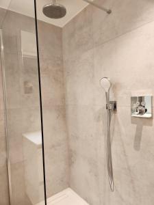 eine Dusche mit Glastür im Bad in der Unterkunft Appart Noah SeaFront in Knokke-Heist