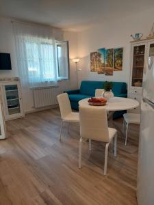 モノーポリにあるLa Preferita Appartamento vista lato Mareのリビングルーム(テーブル、青いソファ付)