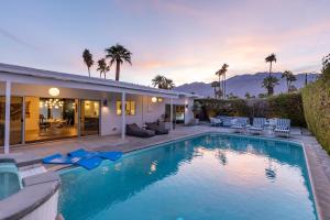 einen Pool im Hinterhof eines Hauses in der Unterkunft Mid Century Mood House in Palm Springs