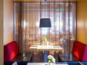אזור ישיבה ב-Novotel Amsterdam City