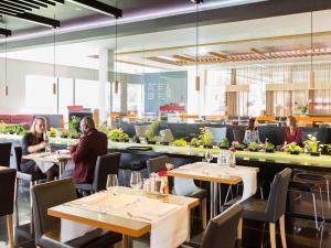 מסעדה או מקום אחר לאכול בו ב-Novotel Amsterdam City