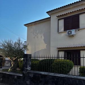 Boscotrecase的住宿－Villa Manzo relais -Pompei Vesuvius，前面有围栏的房子
