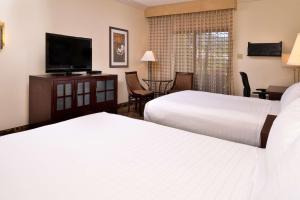 TV a/nebo společenská místnost v ubytování Best Western Corte Madera Inn