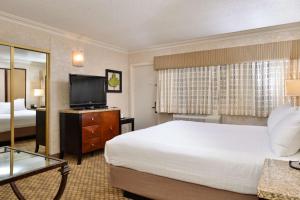 Postel nebo postele na pokoji v ubytování Best Western Corte Madera Inn