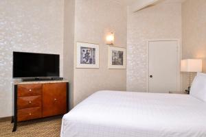 Postel nebo postele na pokoji v ubytování Best Western Corte Madera Inn