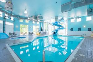 Bazén v ubytování Sandman Hotel and Suites Squamish nebo v jeho okolí