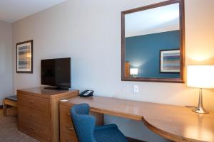 TV a/nebo společenská místnost v ubytování Sandman Hotel and Suites Squamish