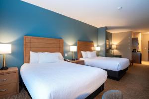 Postel nebo postele na pokoji v ubytování Sandman Hotel and Suites Squamish