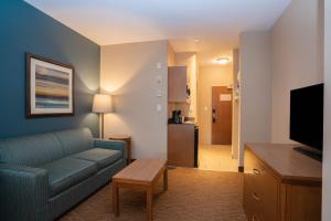TV a/nebo společenská místnost v ubytování Sandman Hotel and Suites Squamish